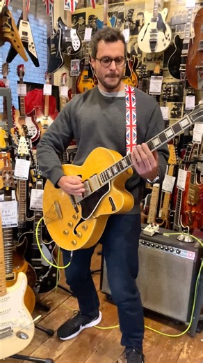 The perfect jazz riff on the perfect jazz guitar 🤩 This is a 1959 Gibson ES-5 Switchmaster, and we don’t see these very often ! It is a variation on the ES-5 which was introduced in 1949 as an electric version of the L-5. In 1955 the model became the ES-5 Switchmaster, which incorporated a four-position selector switch, along with a new six-knob configuration, incorporating a volume and a tone knob for each pickup. The ES-5 Switchmaster was produced until 1962. Make your offers x #guitar #guita