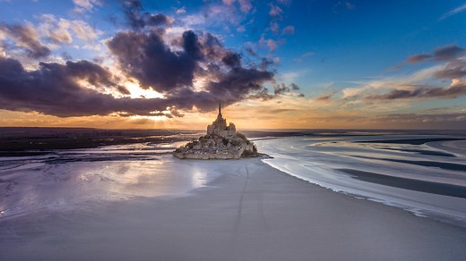 The High Tides and the tidal bore, a great spectacle of nature - Mont Saint-Michel Normandy Destination