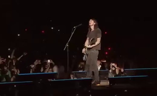 Foo Fighters performing "Everlong" Live at Wembley Stadium, 2008.One of the best Foo Fighters live performances ever.