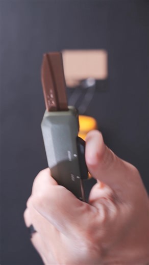 The North Face BC Fuse Box ECO Tote กระเป๋าเป้ทรงกล่องที่กลายเป็นกระเป๋า icon ของ The North Face ในยุคปัจจุบัน ถูกย่อส่วนลงมาเป๋นกระเป๋าไซส์จิ๋ว . มันเป็นเป้ที่สามารถเห็นได้บ่อยมากๆ เวลาเดินทางไปต่างประเทศ และเมื่อมันถูกนำมาทำเป็นกระเป๋าใบ Mini ที่ด้านใน บรรจุ Packable Tote ไว้ ผมก็ไม่สามารถจะพลาดได้ . คู่นี้ผมเจอที่ญี่ปุ่น ความยากคือ มันสวยทั้งสีเหลืองและสีดำ เลือกไม่ถูก รถไฟก็ใกล้จะมาแล้ว ตัดสินใจไม่ได้เลยหยิบ 2 สี ไปจ่ายตังให้จบๆ ไป จะได้ไม่ตกรถไฟ . Packable Tote ด้านในเรียบๆ แต่ผ้าดีมาก และ 