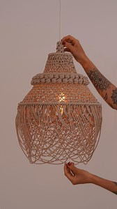 ✨ Módulo 13 — Luminária Serena ✨ A Luminária Serena reflete minha busca constante por inovação. Cada nó foi pensado com cuidado e de forma estratégica para criar um design único, com acabamento de alto padrão — agregando ainda mais técnica e sofisticação ao nosso curso. Hoje, às 20:00h, iremos liberar o módulo completo, com: • Passo a passo detalhado • Lista de materiais • Fornecedores recomendados Esse lançamento é exclusivo para as alunas das turmas de Luminárias e da turma Vitalícia. 🚫 As va