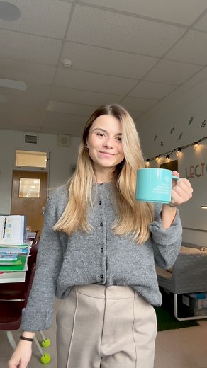 📚 LECTURE ET ÉVALUATION 📚 Dernièrement, j’ai discuté avec une abonnée qui me demandait des conseils pour aider ses élèves en lecture. On parlait des fameuses questions à développement à la fin des évaluations — celles que plusieurs élèves trouvent particulièrement exigeantes. Je pense qu’il est important de se rappeler que ce type de questions demande un effort cognitif important et puisqu’elles se trouvent à la fin des évaluations, c’est normal que les élèves aient de la difficulté à développ