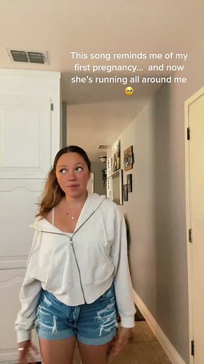 This was super trending when I was pregnant with leah 🥹🥹