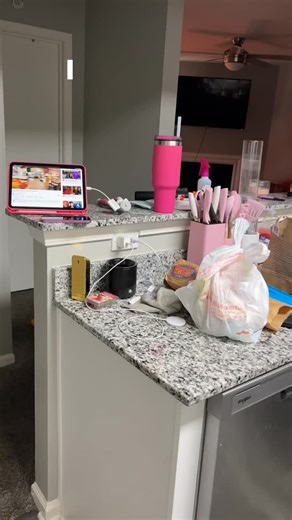 2K views · 4.4K reactions | Let’s chat while I reset my apartment  #apartmentreset #cleanwithme #apartmentcleaning #fyp #sahmsoftiktok | Destiny Rodneyka | Facebook