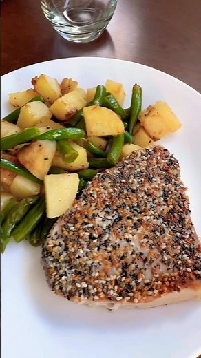 Pepper-Crusted Tuna Steak with Roasted Potatoes and Green Beans