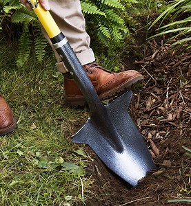 33K views · 200 reactions | "Best. Shovel. Ever." ⭐ ⭐ ⭐ ⭐ ⭐ Our community is digging this smartly designed shovel with a sharp, angled head to cut through hard soil and gnarled roots easily. Sign up & save 10% on your first order! | Grommet | Facebook