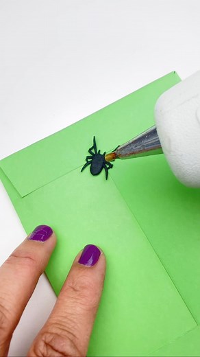5.1K views · 55 reactions | Here’s another envelope seal idea for your, use hot glue instead of wax. ️ #halloweendiy #papercraftingaddict #hotglue #waxseals #homemadecards #happymailideas #notecards #snailmailideas #cardmakingfun #greetingscard #halloweencrafts #craftymomma #makersgonnashare #gluegun #craftaddict #envelopes #cardmaker #envelopeart #craftlove #craftlife #cardmakersofinstagram #happymailday | thediyday | Facebook