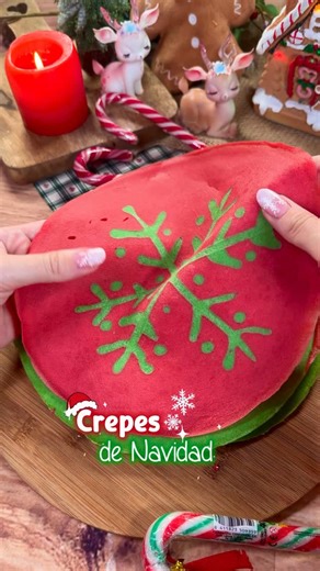 🎅🏻 CREPES NAVIDEÑOS 🎄 ⁣ ✨ Si los turrones ya te salen por las orejas, pero no quieres renunciar al espíritu navideño… hazlo con crepes 🤭. Te dejo el paso a paso: 🎄INGREDIENTES (unos 10-12 crepes) ➖ 4 huevos ➖ 6 gr de endulzante pumpkin spice (o 60 gr de azúcar) ➖ 40 gr de mantequilla ➖ 500 ml de leche (dividida en 250 ml) ➖ 250 gr de harina ➖ canela y nuez moscada ➖ colorante verde y rojo ✨Mezcla los ingredientes y añade la leche en dos tandas para evitar grumos ✨ divide en dos partes y usa