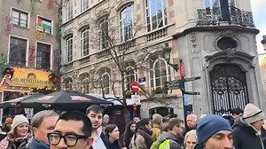 ร่วมกันร้องเพลงชาติไทย วันนี้เราจัดให้น้อง Manneken Pis สวมใส่ชุดราชปะแตนที่สถานทูตมอบให้น้องตั้งแต่ปี 2538 จัดปลอกแขนทุกข์และริบบิ้นดำแสดงความไว้อาลัยแด่พระพันปีหลวง Singing Thai National Anthem on Thai National Day (5 December) in front of the Manneken Pis dressed in a Thai costume gifted to him in 1995. He wore on this occasion a black ribbon and a black arm band in mourning of Her Majesty Queen Sirikit The Queen Mother. | Royal Thai Embassy Brussels