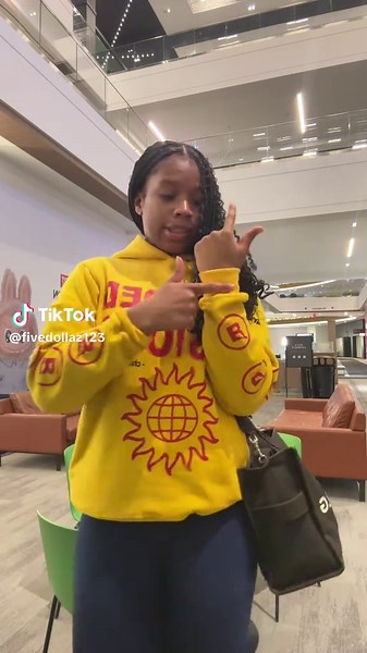 The security guard that look like mufasa gave me the biggest side eye 🦁 #fivedollaz123