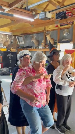 Feeding time 😂 at Sherry's house | Rose Long