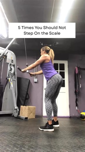 ✨ If the scale keeps stressing you out, the problem isn’t your body — it’s the timing. Your weight can shift several times a day, and most of it has nothing to do with actual fat loss. These are the 5 moments you should avoid weighing yourself: right after your workouts, after big meals, during your period or luteal phase, right before bed, and after salty or carb-heavy meals. All of these changes are influenced by hydration, digestion, and hormones — not real progress. For a more accurate readi