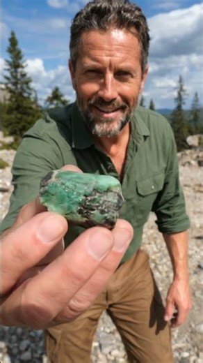 What a RAW EMERALD Really Looks Like!