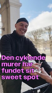 En murer – en ladcykel – og et opgør med 37 timers arbejdsuge 💚 I denne uge går Alternativets 4 dages first mover-pris til Loui, også kendt som den cyklende murer. Han har fundet balancen i livet med sin murerske og en ladcykel. Det har givet ham mere tid til de vigtige ting i livet – sin datter, familie og venner – og at lave mad helt fra bunden. Den cyklende murer får vores 4 dages first mover-pris for at vise, at det er muligt at sætte tiden ned – også som håndværker. Det er på tide, at Danm