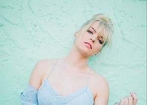 How To Not Look Pale With Blonde Hair (w/ Pictures)