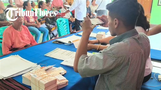 Sebanyak 153 penerima Program Keluarga Harapan (PKH) di Kecamatan Nita Kabupaten Sikka kini menjadi nasabah BRI Cabang Maumere. Mereka beramai-ramai membuka rekening BRI, didampingi pendamping PKH yang berlangsung di aula Kantor Camat Nita, Jumat 24 Oktober 2025.(AWK) | TribunFlores.com