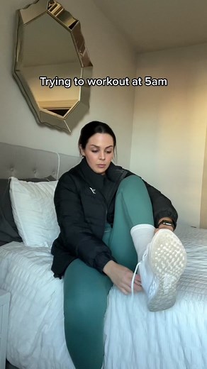 ✨OPEN ME✨ Over the last year I have slowly become a morning workout gal💁🏻‍♀️ I love the freedom morning workouts allow for my afternoons/evenings. And, 99% of the time, I don’t have to worry about “something coming up” and needing to reschedule my workouts 💪🏼 A few tips… 1️⃣ Start with what time you are going to bed. Start with just an hour early and slowly work up early and early until you find that sweet spot. For me its 9pm. 2️⃣ Set your alarm somewhere that you have to get up to turn off