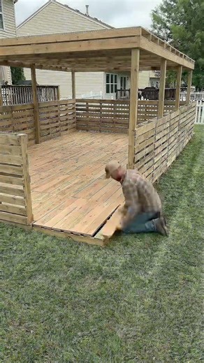 How to Build a High-End Outdoor Bar for Your Backyard Using Pallets! 🍹🔨