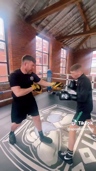 Boxing one to ones available at @apollosboxingandfitness every day seven days a week ❤️ We have offers on block booking and can also give nutrition advice as part of the service ❤️ If you just want to hit the pads for an hour and do no fitness that’s perfect or we can put you through a boxing circuit too ❤️ Contact now to get booked in and come and join everyone else at Apollos Boxing in Bolton ❤️ #TeamApollos #EveryoneWelcome #BoxingBolton #BoxingGreatLever ❤️🇬🇷🐒