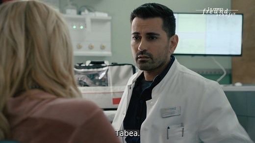 Morgen (9. August) dürfen wir uns gleich zwei Mal freuen! Doppelfolge! Um 20.15 Uhr geht es los mit Folge 982 "Zeit und Wunden". Es gibt es unter anderem ein unerwartetes Wiedersehen für Dr. Ilay Demir. Fashion-Model Tabea Levy, die Ilay ein paar Mal getroffen hatte, kommt mit schweren Verbrennungen am Arm in die Klinik. Dumm nur, dass Ilay sich bei Tabea nicht mehr gemeldet hat. Deshalb will sie sich nicht von Dr. Demir behandeln lassen ... wie man so schön sagt: Man sieht sich immer zwei Mal i