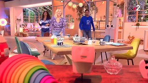 Une nouvelle immersion au sein de la maternité de l’hôpital Necker où vous allez découvrir toutes les étapes d’une césarienne programmée, des explications de l’opération jusqu’aux suites de couches en passant, bien sûr, par l’opération... ➡️Émission en intégrale à (re)voir sur france.tv : https://bit.ly/3qvE6ax | La maison des maternelles