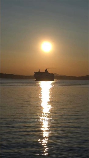 Lever de soleil sur la Rade de Toulon. Bateau à passagers & ferries