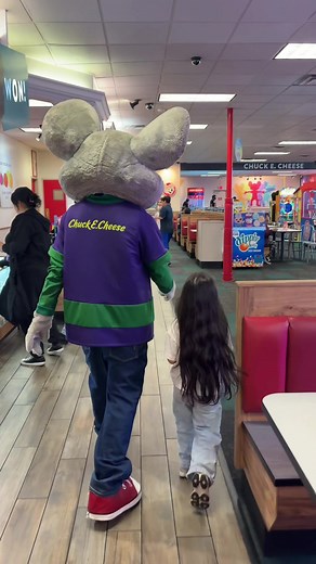 Bringing my kids to one of the last Chuck E. Cheese spots with animatronics, so they can experience a piece of my childhood 🥹 @Chuck E. Cheese #chuckecheese #animatronics #nostalgiatrip #whereakidcanbeakid #fyp