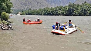 भीषण गर्मी के बीच रिवर राफ्टिंग का रोमांच, ब्यास नदी के ठंडे पानी में Rafting का मजा ले रहे सैलानी - River Rafting