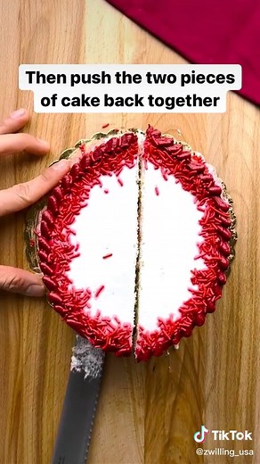 This clever cake-cutting method will prevent your dessert from drying out. #kitchenhack#bakinghack #cookinghack #foodtok #bakingtiktok #cakesoftiktok
