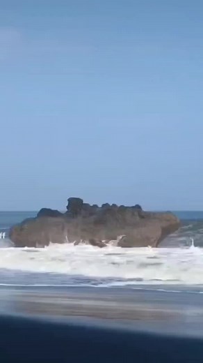 Captivating Ocean View: Dynamic Rock Formation Video