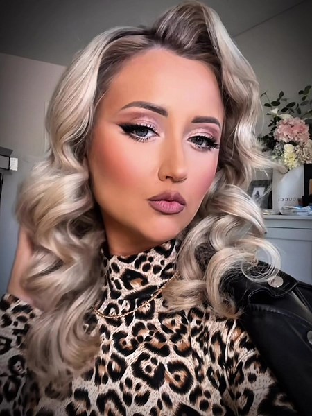 Arctic Fox (@arctic_fox_official)’s videos with som original - Modelscut