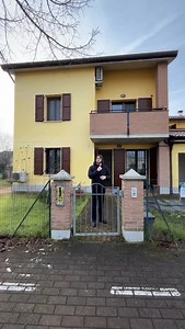 Guarda dove ti porto oggi! 👀 A fine video ti dico dove si trova 🔎 🏡 Maisonette al piano terra con ingresso indipendente, perfetta per chi cerca autonomia e zero compromessi. Zona giorno accogliente con soggiorno e cucina a vista: spazi pratici, luminosi e pronti da vivere. 🛏️ Zona notte ben separata con due camere da letto: una matrimoniale e una singola, ideali per famiglia, smart working o stanza hobby. 🛁 Bagno funzionale e ben tenuto. 🌿 Un giardino privato di circa 160 mq, perfetto per 