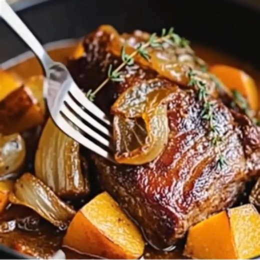 Joue de bœuf au cidre Ingrédients : 1. 1 kg de joue de bœuf 2. 500 ml de cidre brut 3. 3 carottes 4. 2 oignons 5. 2 gousses d'ail 6. 1 branche de thym 7. 2 feuilles de laurier 8. 500 ml de bouillon de bœuf 9. 2 cuillères à soupe d'huile d'olive 10. 1 cuillère à soupe de farine 11. Sel et poivre 12. Persil frais pour la décoration Préparation : 1. Préparation de la viande : 1.1. Coupez la joue de bœuf en gros morceaux. Dans une cocotte, faites chauffer l’huile d'olive à feu moyen. Faites dorer le