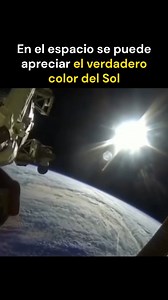 ☀️ ¿De qué color es realmente el Sol? Aunque lo vemos amarillo o rojizo desde la Tierra, en realidad el Sol es blanco. Esto se debe a que emite luz en todo el espectro visible casi de manera uniforme. Entonces, ¿por qué lo percibimos de otros colores? La atmósfera terrestre dispersa la luz azul, haciendo que predominen los tonos cálidos, sobre todo al amanecer y al atardecer. Así que la próxima vez que mires un cielo rojizo, recuerda: nuestro astro rey es en esencia una estrella blanca brillante