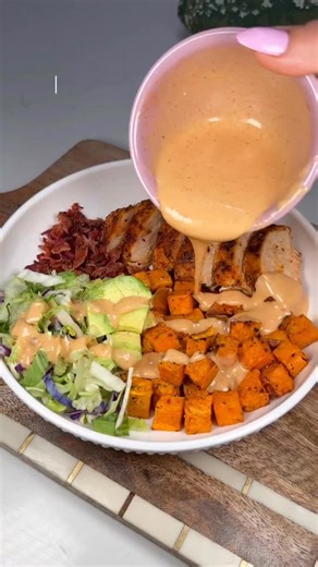 MaKayla Thomas on Instagram: "Quick and easy meal you can throw together and actually ENJOY 🙌🏼 perfect for meal prep too—eat it hot or cold! from my FIT & FED cookbook! If you’re tired of guessing, ordering out, or eating the same bland meals on repeat—check out my digital cookbooks + fitness plans 💖 makaylathomas . com #healthymeals #mealprep #easymeals #quickmeals #mealideas"