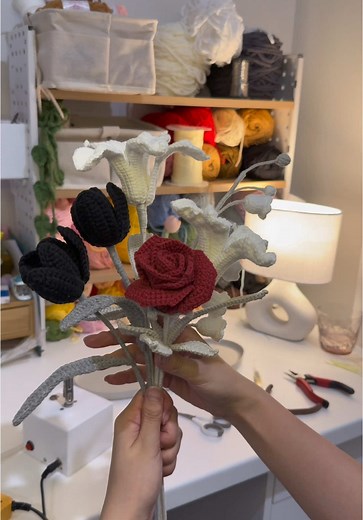 A special custom order in a dreamy grey palette ✨ Featuring lilies, lily of the valley, tulips, and delicate leaves – all crocheted with love. What do you think of this elegant color theme? 🌿🤍 #CrochetFlowers #HandmadeWithLove#grey #florist #craft #crochet