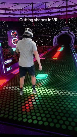Still learning how to properly cut shapes 😅 Definitely needed more heel toes in there. Next time! . . . #dancedash #feetsaber #vr #shuffling #cuttingshapes #ddr #dancerush #metaquest2