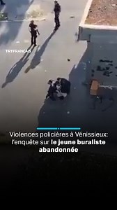 La vidéo de l’interpellation d’un jeune homme avec une matraque et un pistolet à impulsion électrique, en juin 2024, avait conduit au dépôt d’une plainte. Six mois après, la justice estime que les preuves d’un usage illégitime de la force sont insuffisantes, et classe l’affaire sans suite | TRT Français