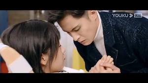 真刺激！外星帅哥把她推倒在椅子上，她竟害羞地闭上眼！ 😍Blushing! The handsome alien pushes me down on the chair, and I close my eyes! 【蕨草少女的白日梦 Star-crossed Lovers】 #StarcrossedLovers #蕨草少女的白日梦 📺Watch【Star-crossed Lovers】on YouTube 👉https://bit.ly/3pNbgT1 💕Join YOUKU YouTube Membership to watch more episodes in advance 👉http://bit.ly/youkumembership 💜Shop officially licensed merch of your favorite YOUKU programs 👉https://bit.ly/KOITAKEfb #YOUKU #优酷 | 优酷Youku