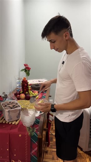 VelCore - Centro de Treinamento on Instagram: "Na melhor parte do Natal e do Ano Novo… 🍰 a sobremesa 🍫 os doces 🍩 aquela mesa cheia que dá vontade de atacar tudo E você aí se culpando, escolhendo fruta enquanto todo mundo aproveita? Esses dias não são pra culpa. São pra comer o que você gosta, o que dá prazer, o que faz parte do momento. Quando você cuida da sua saúde o ano inteiro, treina certo e tem acompanhamento de verdade, dá pra viver assim 👇 👉 aproveitando 👉 comendo 👉 sem paranoia