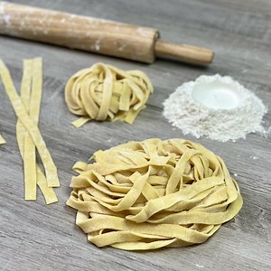 Voici comment faire des PÂTES FRAICHES MAISON sans machine 🍝 Un jeu d'enfant ! | Deli Cuisine
