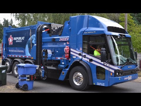 Brand New ELECTRIC Garbage Truck! McNeilus Oshkosh Zolterra ZSL - Republic Services of Salem, Oregon