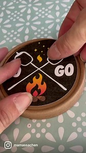 Lagerfeuer-2-Go | Video-Kurz-Tutorial 🔥 Mit der Print-then-Cut-Technik könnt ihr richtig fix solche Mini-Lagerfeuer basteln 🥰 LINKLISTE: DATEI: Lagerfeuerkind | Plott-Set mit verschiedenen Designs & Bausteinen https://mamas-sachen.de/product/lagerfeuerkind-plott-set/ 24h-LiveRabatt gibt es am Ende der Aufzeichnung vom gestrigen Live, da hab ich euch das Ganze auch in normaler Geschwindigkeit gezeigt 😉 👉🏻 https://youtu.be/ZDwCZxl28es MATERIAL (Werbung): Alles Zubehör für das Lagerfeuer2Go fi