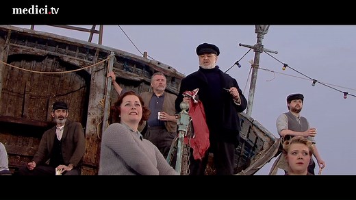 [ON THIS DAY] 🐟🎶 On this day in 1945, Britten's Peter Grimes premiered at London's Sadler's Wells Theatre! A tragic opera about a fisherman who struggles against prejudice and loneliness in a small English coastal community. Watch "Oh Hang at opens door" sung by the Chorus of Opera North! 🐟🎶 https://t.ly/XiD1 | medici.tv