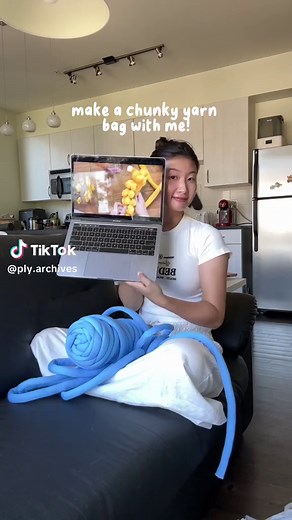 Knit chunky yarn bags are the perfect homebody diy 🧶🤍 #chunkyyarn #chunkyyarnbag #knitbag #diy #crochetbag