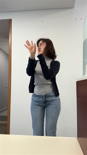 Marlene Rocha on Instagram: "Yo en la oficina tratando de imitar a Shakira como buena actriz y bailarina que soy 🤭"