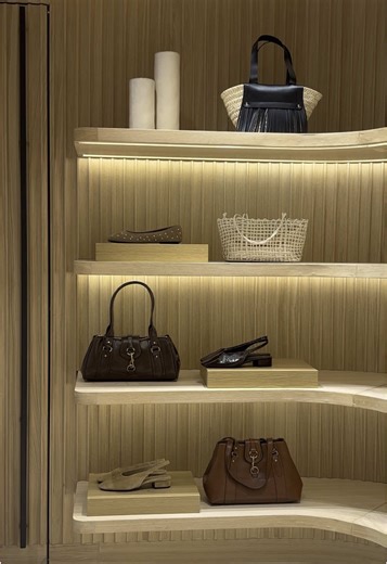 Bags, shoes, sunnies, repeat. Our new accessory drop is seriously irresistible. Ready to give in? #MangoShoes #MangoBags Bag: 17061240, 17093810, 17041179, 17093811 & 17004452 Shoes: 17091285, 17071280 & 17052918 Sunglasses: 17052922 & 17011129