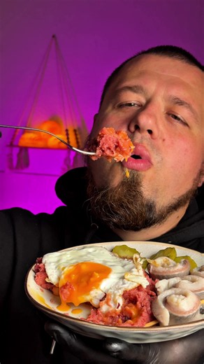🔥 16 Bundesländer Deutschlands – ich probiere mich durch! 🇩🇪😋 Teil 11 – Hamburg 🔥 HAMBURGER LABSKAUS 🇩🇪 🥔 Zutaten für 2 Portionen: 👉 500 g Kartoffeln, 1 Dose Corned Beef (ca. 300–340 g), 2 Zwiebeln, 150–200 g eingelegte Rote Bete, 2–4 Gewürzgurken, 2 Eier und 2 Matjesfilets. 👨‍🍳 So wird’s gemacht: 🥔 Kartoffeln schälen, in Stücke schneiden und in Salzwasser etwa 15–20 Minuten weich kochen. 🧅 Zwiebeln fein würfeln und mit etwas Öl 3–4 Minuten glasig anbraten. Das Corned Beef dazugeben