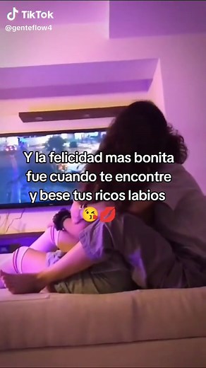 Parejas besándose apasionadamente en la cama