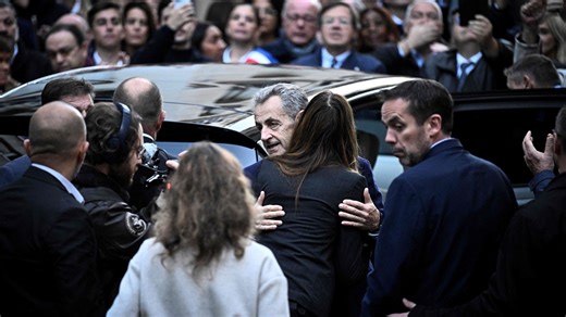 Nicolas Sarkozy y Carla Bruni se funden en un abrazo de despedida antes de que el expresidente entre en la cárcel